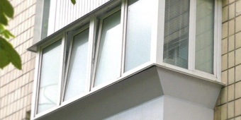 Тёплое остекление балкона с наружной листовой обшивкой из металла.